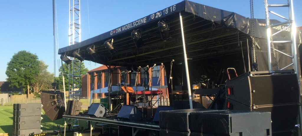 Scene opstillet til musikarrangement ved Solbjergskolen