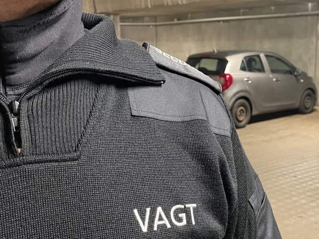 Uniformeret Vagtpartner-vagt på opgave