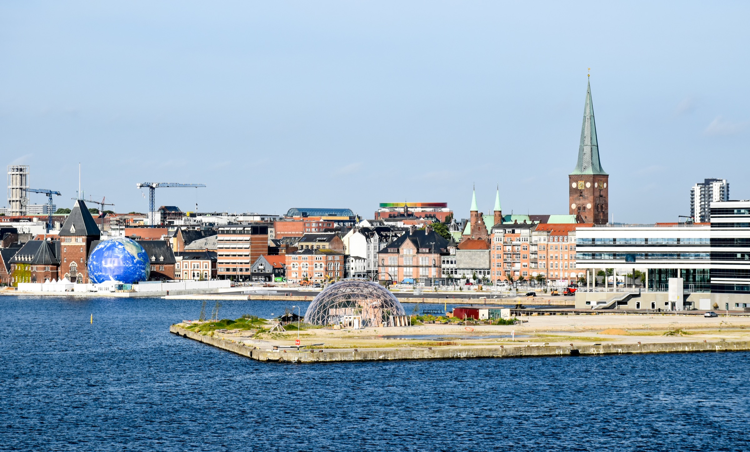 Udsigt over Aarhus med Aarhus Domkirke og havnefronten