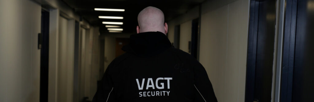 Uniformeret Vagtpartner-vagt på opgave i Midtjylland