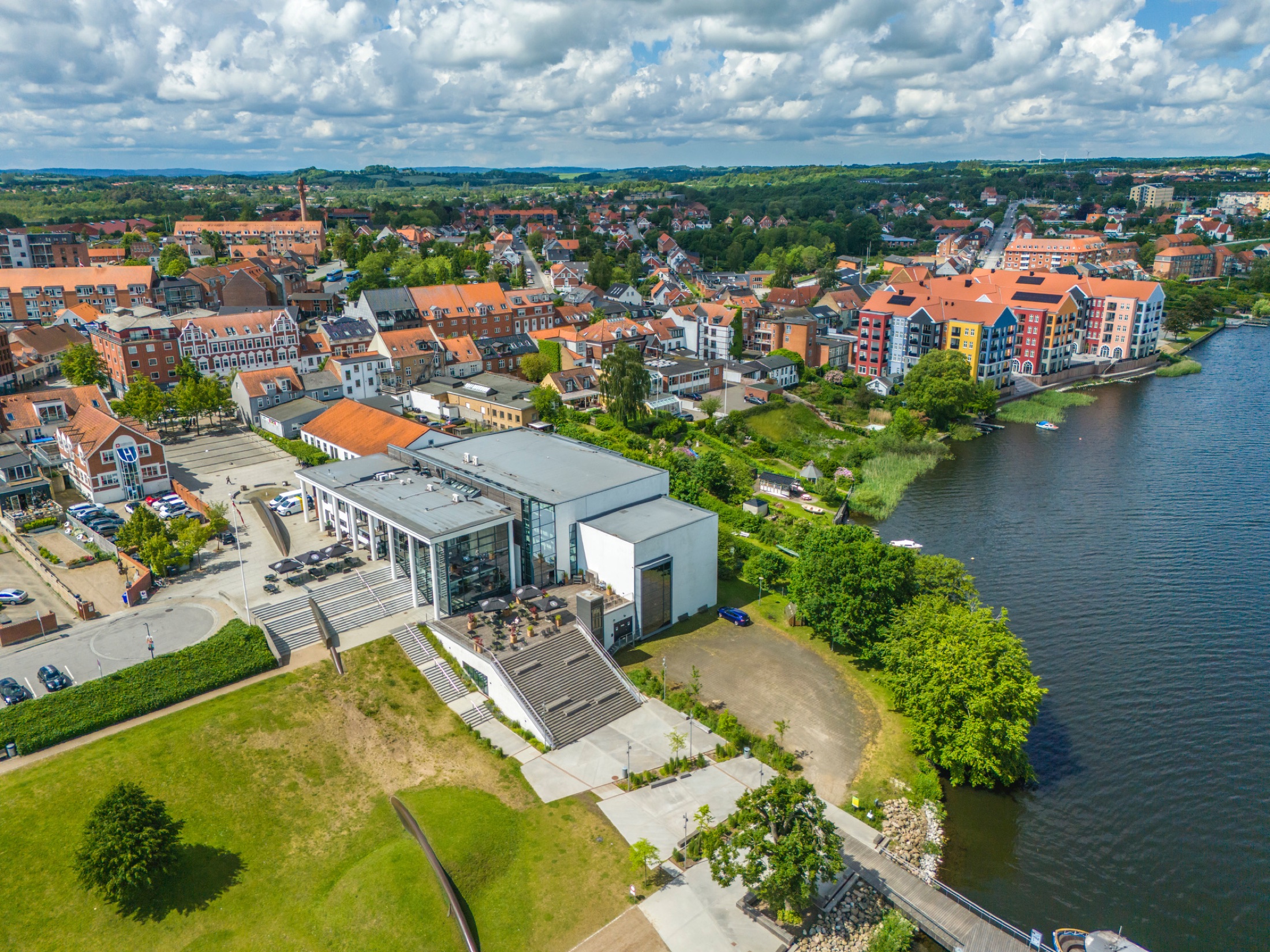 Luftfoto af Skanderborg by, Kulturhuset og Skanderborg Sø